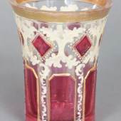 Los-Nr. 180  Böhmisches Becherglas  amethystfarben überfangenes Glas, mit heller Emaillemalerei, H 11,5cm, stellenweise berieben  Limit: 35,00 €
