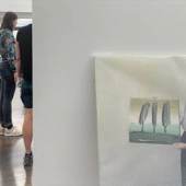 Aufbausituation: Bild im Vordergrund: Jochen Pankrath, Die Präsentation I, 2021, Öl auf Leinwand, 120 x 90 cm, © kunst galerie fürth