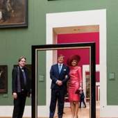 Das Königspaar der Niederlande, König Willem-Alexander und Königin Máxima mit Dr. Bernhard Maaz, Generaldirektor der Bayerischen Staatsgemäldesammlungen im Holländer-Saal in der Alten Pinakothek Bilder Rahmen nach Konzept der niederländischen Künstlerin Meike Ziegle © Alte Pinakothek, München, Foto: Johannes Haslinger