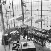 Alexander Calder in seinem Atelier in Roxbury, 1941, Fotografie von Herbert Matter © 2016 Calder Foundation, New York / ProLitteris, Zürich, Foto: © Herbert Matter, Courtesy Calder Foundation, New York / Art Resource, New York / ProLitteris, Zürich