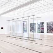 Abbildung: von rechts nach links: Gerhard Richter, Birkenau, 2014, 12 Scheiben (Reihe), 2013, CR 913-32 – CR 913-37, 2010; © 2015 Gerhard Richter; Foto: Mark Niedermann