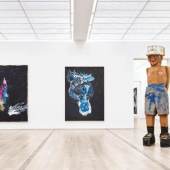 Installationsansicht aus der Ausstellung „Georg Baselitz“; von links nach rechts: Auf dem Berge, spitz, 2010, Privatsammlung; Elke, 2012, Sammlung Anne und Wolfgang Titze; Meine neue Mütze, 2003, Pinault Collection; © Georg Baselitz, 2018; Foto: Mark Niedermann