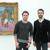 Singer-Songwriter Bastian Baker mit Co-Kurator der Ausstellung Raphaël Bouvier vor Paul Gauguins Werk Baigneurs, 1902, Privatsammlung; Foto: © Gonzalo Garcia/EQ Images