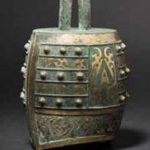 Bronzeglocke (Zhong) mit  ornamentaler Vergoldung,  China, Qin-Dynastie. SP: 7800 Euro