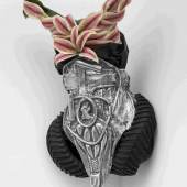 Ambra Castagnetti, Tank Gyrl, 2023, Courtesy l’artista e Francesca Minini, Alluminio, fiori e foglie di plastica, plastica e ruote, 73 x 47 x 20 cm