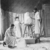 Teresa Feodorowna Ries beim Bildhauerei-Studium, kurz vor 1900 Foto: Nachlass Teresa Feodorowna Ries Im Besitz von Valerie Habsburg.