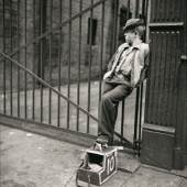 Stanley Kubrick, Shoe Shine Boy - Mickey mit seinem Schuhputz-Stand, 1947 © MCNY, New York
