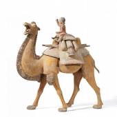 Schreitendes Kamel mit Reiter China Frühe Tang-Zeit Spätes 7. Jh. Grauer Keramikscherben mit Kaltfarben bemalt Schätzpreis: 14.000 - 18.000 Euro