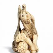 Netsuke. Kirin. Elfenbein 1. H. 19. Jh. Höhe: 5,9cm.  Schätzpreis: 6.500 - 7.500 Euro 