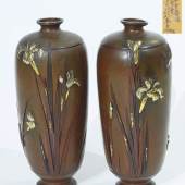 Vasenpaar. Japan, Meiji-Zeit 1868 - 1912. Bronze patiniert, part.  Limitpreis:	300 €