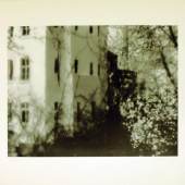 Los 1393 - Gerhard Richter, „Besetztes Haus“, signierte Fotografie (Offset-Lithografie) von 1990, o. Rahmen. Schätzpreis:	2.500 - 3.000 EUR