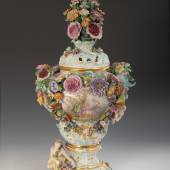 Sehr große Prunkvase mit Watteaumalerei, Meissen. Knaufschwerter (bis 1924), 1 Schleifstrich. Form-Nr.: BC. Entwurf von Johann Joachim Kaendler, um 1750. Monumentale Balustervase mit montiertem, muschelreliefiertem Rundfuß, zwei aus Blattranken gebildeten Handhaben sowie rocaillereliefiertem und durchbrochen gearbeitetem Deckel. Kat.Nr. 3460, Limit: 9.000 €