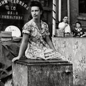 Clemens Kalischer  Lindau am Bodensee *1921  ITALIAN WOMAN SITTING ON BOX, NEW YORK. SCHÄTZPREIS 	1600,00 EUR