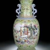 Sehr große 'Famille rose'-Vase mit Dekor von 'Hundert Knaben', Lotos und Emblemen. Schätzpreis: 150000