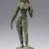 Lot 11 Feine Bronze der Lakshmi (Shridevi) in tribhanga-Pose Süd-Indien, Tamil Nadu. Vijayanagara-Zeit, ca. 15. Jh. H 64,5 cm Prov.: Slg. Ehepaar Dr. Jansen Schätzpreis: € 20.000 – 30.000,- Ergebnis: € 139.000,-