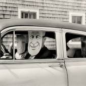 Inge Morath, Untitled, aus der Serie „Masken“ mit Saul Steinberg, USA, 1962, Silbergelatineabzug auf Barytpapier, Sammlung Museum der Moderne Salzburg, © Inge Morath / Magnum Photos
