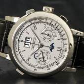 A. Lange & Söhne, Glashütte i/SA, "DATOGRAPH PERPETUAL", Ref. 410.025D, Cal. L952.1, 41 mm, circa 2006   Nahezu neuwertige, astronomische und schwere Platin Armbanduhr mit ewigem Kalender, Tages-, Datums- und Monatsanzeige, Mondphase, Tag- und Nachtanzeige, Schaltjahr und Chronograph mit Flyback-Funktion - mit Originalschatulle, Bedienungsanleitung, Lange-Buch zur Uhr, Lange-Garantiesiegel ausgestellt am 18. Dezember 2006 und Stellstift