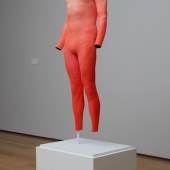 Alex Israel, Self-Portrait (Wetsuit), 2015 Foto: Kevin Todora, courtesy Nasher Sculpture Center, Dallas