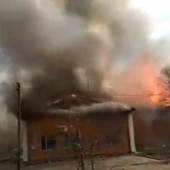 Das brennende Regionalmuseum in Ivankiv nach einem Angriff, Quelle: https:/twitter.com/Bogdan_Voron)