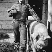 James Dean mit  einem Schwein auf der Farm seines Onkels in Fairmount, Dennis Stock, erzielte 12.000 Euro (Ausrufpreis 1.800 Euro).