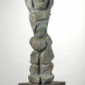 Jörg Immendorffs monumentale Bronze des „Siegers“(€ 80.000 - 120.000).