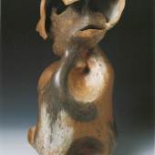 Asger Jorn: Dødshunden (Der Todeshund), 1954, gedrehte Form, Keramik mit Engoben bemalt, 45 x 30 cm Museum Jorn, Silkeborg © VG Bild Kunst