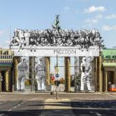 JR (geb. in Frankreich, 1983) Giants, Brandenburg Gate, September 27th 2018, 01:14 p.m. © JR / Iris Hesse / Ullstein Bild / Roger-Viollet, Berlin, Deutschland, 2018