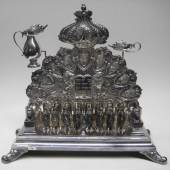 Judaica, Chanukka Öllampe, 1. Hälfte 20. Jahrhundert, 835er Silber, gepunzt, 1710 g, 34 x 36 x 15 cm. Aufrufpreis:	1.600 EUR