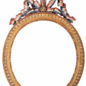 Lot 40 Seltener ovaler Rahmen mit Trikolore, Frankreich um 1800, geschnitzt und vergoldet, Astragal als Sichtleiste, schmale Platte, Blattspitzenfries, Vierkant als Abschluss, als Bekrönung geschnitzte Trikolorschleife mit Knauf. Schätzpreis: 800€