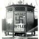 Von Nationalsozialisten vermutlich anlässlich des Gemeinderatswahlkampfs 1932 beschmierte öffentliche Toilettenanlage in Wien
Fotografie Quelle: Parlamentsdirektion, Wien