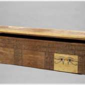 Kastensarg des Wepwawet-em-hat Mittleres Reich, 12. Dynastie, um 1900 v. Chr. Assiut Holz, H. 56 cm, L. 191 cm, B. 46 cm 2001 für die Ägyptisch-Orientalische Sammlung erworben. © Wien, Kunsthistorisches Museum