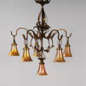 Jugendstil-Deckenlampe Louis Comfort Tiffany & Co. Signiert "L.C.T.", um 1900. Filigrane Designer-Lampe aus floralen, ineinander verschlungenen Messing-Z Limit: 3.600 €