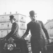 Franz Joseph I. beim Betreten des Bahnhofvor­ platzes von Cannes Originalnegativ von Maria Theresia von Braganza nach 1894