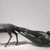 Kiki Smith: Born, 2002. Bronze 99.1 x 256.5 x 61 cm. Foto: Ellen Page Wilson, courtesy Pace Gallery (c) Kiki Smith. courtesy Pace Gallery