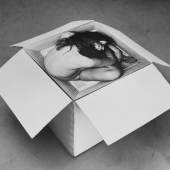 Kirsten Justesen, Sculpture #2, 1968 S/W-Fotografie montiert auf Karton, Kartonschachtel weiß; 60 × 60 × 50 cm; Edition: 6/7; SV_677_2016 © Kirsten Justesen / Bildrecht, Wien 2021 / SAMMLUNG VERBUND, Wien