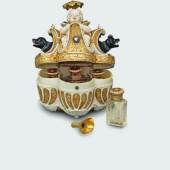 Inv.-Nrn. KK 4597-4602 Cofanetto (Etui) mit Parfümfläschchen Paris (?), Ende 17. Jahrhundert
Elfenbein, Gold, Diamanten, Seide, Glas
© Kunsthistorisches Museum Wien
