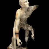 Statue eines knienden Jünglings (linke Seite korrodiert) Parischer Marmor Frühes 1. Jh. v. Chr.  ©: K. Xenikakis, National Archaeological Museum Athens