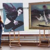 Gabriele Koch neben ihrem Bild "Teufelsengel" und  dem Bild "Stürzender Engel" von Wolfgang Lettl