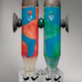 Kiki Kogelnik, Bombs in Love, 1964 Mixed Media mit Plexiglas und Acryl auf Bom- bengehäuse, 121,9 x 25,4 x 63,5 cm Kiki Kogelnik Foundation © Kiki Kogelnik Foundation. All rights reserved