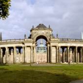 Potsdam, Park Sanssouci, Westseite der Kolonnade mit Triumphtor und Blick auf das Neue Palais, 2014. Foto: SPSG / Wolfgang Pfauder