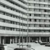 Eingangsbereich ehemalige SED-Bezirksleitung, Brückenstraße (heute Sächsische Immobilien und Baumanagement) mit Fahnenplastik von Ralph Siebenborn, 1977–1980, Gesamtentwurf Karl Clauss Dietel, 1977–1980
