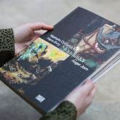 Das Buchcover und die Abbildungen in höherer Auflösung befinden sich im Anhang. Der Bildnachweis lautet: Kunstmuseum Ravensburg, Ausstellungskatalog MONDJÄGER, 2019, Foto: Wynrich Zlomke