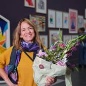 Die 25'000ste Besucherin Beate Frommelt in der Ausstellung David Hockney. Moving Focus, Foto: Franca Pedrazzetti