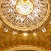 © Catherine Stukhard  —  Die beeindruckend verzierte Kuppel der Oper von Vichy mit zahlreichen Golddetails 