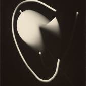László Moholy-Nagy (Bácsborsód, Ungarn 1895 – 1946 Chicago, Illinois) Ohne Titel. 1939 Vintage. Photogramm auf Silbergelatinepapier. Unikat. 50,5 × 40,4 cm Schätzpreis:	50.000 - 70.000 EUR