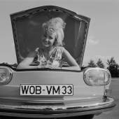Robert Lebeck Fotomodell im Kofferraum eines VW 411, Wolfsburg, 31. Juli 1968 © Archiv Robert Lebeck
