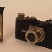 ID: 2359 Leica-Kamera von - bis: 2011-12-03 20:04:00-2011-12-03 20:05:59 Kategorie: Alte Technik Leica I (Modell A), Verschlusszeiten 1/25, 1/30, 1/40, 1/60, 1/100, 1/200, 1/500 und Z, Hersteller Ernst Leitz Wetzlar, Seriennr.52009 von 1930, Objektiv Leitz ELMAR 1:3,5/50 mm mit schwarzer Objektivkappe, 1 Leica-Ledertasche, dazu Leica.Meter; die Kame... Schätzung: 450.00 (EUR) Limit: 350.00 (EUR)