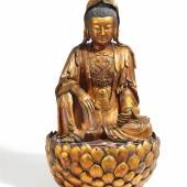 Große Figur eines Guanyin. Holz mit vergoldeter Lackfassung, Modelliermasse, Hanfgewebe. 17./18. Jh. Gebot Lot 102  Schätzpreis: €150.000 - €200.000