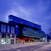 Kunsthaus Graz, Nachtaufnahme  Foto: Universalmuseum Joanneum, Eduardo Martinez