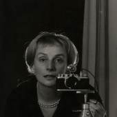 Leonore Mau, Selbstporträt mit Leica, Hamburg, 1962, © Nachlass Leonore Mau, S. Fischer Stiftung